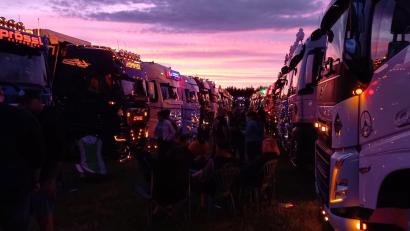 Bild: tok
Auch bei Sonnenuntergang geben die vielen Lkw ein stimmungsvolles Bild ab.