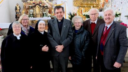 Archivbild: le
Ein Erinnerungsfoto an ein freudiges Wiedersehen am 12. Mai 2019. Von links: Schwester Regelind, Rita Rosner, Schwester Berchmana Pfarrer Max Früchtl, Margit und Hans Landgraf (+) und der frühere Bürgermeister Fred Lehner.