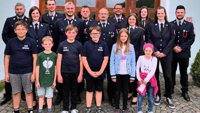 Bild: Jürgen Hopf/exb
Das Vorstandsteam der Feuerwehr Rosall mit den Mitgliedern der neuen Kinderfeuerwehr.