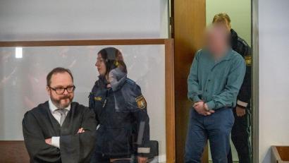 Bild: Daniel Vogl/dpa
Der Angeklagte (r) wird in den Gerichtssaal geführt.