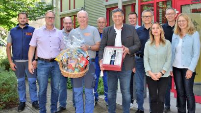 Bild: rgr
Bernhard Ott (mit Korb) geht in den Ruhestand. Stadtwerke-Vorstand Frank Neubauer (Zweiter von links), Vorstandsvorsitzenden Edgar Knobloch sowie die Kollegen verabschieden ihn.