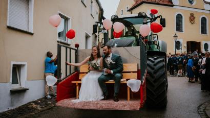 Bild: Franziska Farr/exb
Nach dem Jawort in der Spitalkirche ließen sich Julian und Sabrina Pilhofer von einem Freund auf dessen Fendt-Traktor nach Großenfalz chauffieren.