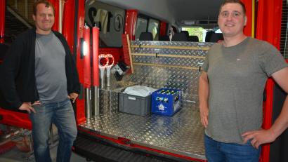 Bild: jr
Kommandant Martin Teubner (links) und Vorsitzender Christian Weiß freuen sich über die verbesserten Einsatzbedingungen, für die das neue Fahrzeug sorgt.