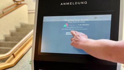 Bild: Gabi Schönberger
Mithilfe von Online-Terminen und Terminals im Rathaus-Atrium sollen die Wartezeiten im Rathaus für Bürger verkürzt werden.