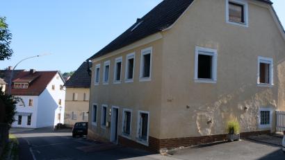 Bild: le
Das historische Gebäude der Hutmacherei Georg Hilburger in Floß soll abgerissen werden.