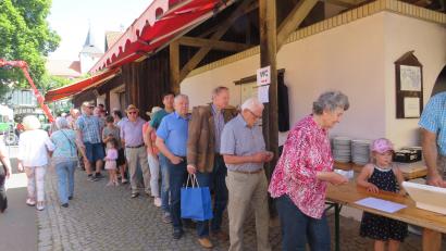 Bild: adj
Beim Backofenfest in Ilsenbach ist der Andrang groß. Die Besucher wollen sich die leckeren Schmankerln nicht entgehen lassen.