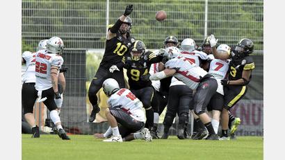 Bild: Hubert Ziegler
In einer umkämpften Partie mussten sich die Mad Bulldogs (dunkle Spielkleidung) den favorisierten Franken Knights geschlagen geben.