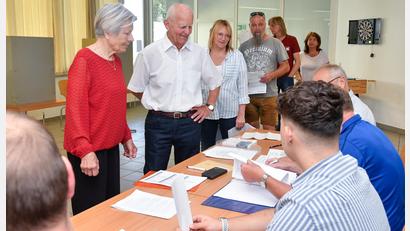 Bild: Petra Hartl
Stimmabgabe im Stimmbezirk 12 in Sulzbach-Rosenberg. In der Stadt konnte die CSU nicht von ihrem Bürgermeisterbonus profitieren und kam auf 37,6 Prozent der Stimmen.