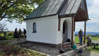 Bild: Robert Ronke
Die Mitglieder des OWV Zweigvereins Theisseil-Muglhof legten selbst Hand an und pflasterten den Platz rund um die Dreifaltigkeitskapelle.