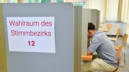Symbolbild: Petra Hartl
Ein Mann füllt in einem Wahllokal in Sulzbach-Rosenberg seinen Stimmzettel aus.