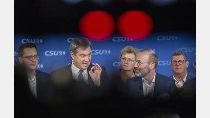 Bild: Peter Kneffel/dpa
Christian Doleschal, CSU-Mitglied des Europäischen Parlaments, Markus Söder, CSU-Vorsitzender, Monika Hohlmeier, CSU-Abgeordnete im Europäischen Parlament, Manfred Weber, Vorsitzender der Europäischen Volkspartei, und Stefan Köhler (von links) auf der CSU-Wahlparty in der Parteizentrale der CSU nach den ersten Ergebnissen.