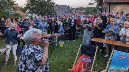 Bild: eib
Mitklatschen und Mitsingen: Ramona Fink (vorne mit Mikro) begeistert zusammen mit Andrea Bibel, Michael Deiml und Toby Mayerl in ihrer Gospel Group die vielen Gäste im Cariatsgarten. Eine gelungene Premiere der neuen Schönseer Musikbühne.