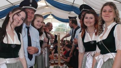 Bild: nis
Beste Stimmung herrscht bei den Festdamen der Feuerwehr Altenschneeberg.