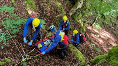 Bild: eik
Sie sind die Experten für Notfälle in steilem oder unwegsamen Gelände: Bei einer Übung im Lauterachtal zeigt die Bergwacht Amberg, wie sie einen Verletzten von einem Hang abseilt.