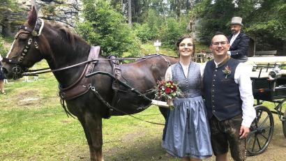 Bild: wro
Zur standesamtlichen Hochzeit am Hackelstein fuhren Christina Rank und Matthias Heindl mit einer zweiachsigen geschmückten Kutsche vor.
