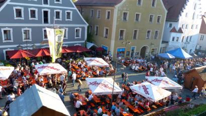 Archivbild: mfh
Beim Altstadtfest (hier ein Foto von 2022) verwandelt sich die Sulzbach-Rosenberger Innenstadt in eine Festmeile: Bestes Essen, Musik aus unterschiedlichsten Richtungen und hoffentlich gutes Wetter machen den Reiz des Festes aus.