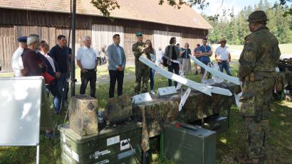 Bild: wel
Bei der Waffenschau können verschiedenste Geräte besichtigt werden, die bei der Arbeit der Bundeswehr zum Einsatz kommen