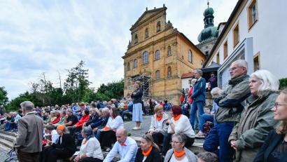 Bild: Petra Hartl
Ein ganz besonderes Konzert: Musik am Berg vor der Wallfahrtskirche Maria Hilf in Amberg