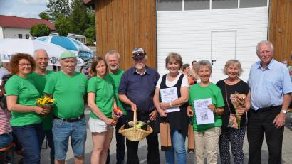Bild: ak
Bei den Feierlichkeiten zu 40 Jahre BUND der Ortsgruppe Speichersdorf wurden auch Mitglieder geehrt. Vorsitzender Erich Porsch (Bildmitte mit Korb) dankte ihnen.