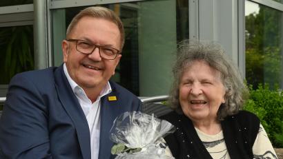 Bild: gf
Bürgermeister Martin Preuß gratulierte Anna Gallus im Namen der Stadt Amberg zum 90. Geburtstag.