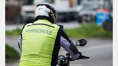 Symbolbild: Lukas Schulze/dpa
Ein Fahrschüler erlitt einen schweren Unfall.