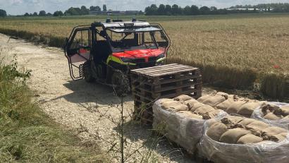 Bild: Adrian Schönwald/exb
Ein hoch geländegängiges UTV (Utility-All-Terrain-Vehicle) leistet bei Deichsicherungsmaßnahmen gute Dienste. Das Fahrzeug ist ideal zum Transport von Sandsäcken.