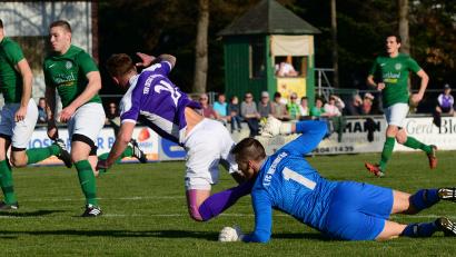 Symbolbild: ham
Gehört so ein Derby bald der Vergangenheit an? Dieses Spiel von FC Wernberg und der TSV Detag Wernberg endete im vergangenen Jahr mit 1:1. Die Fusion verlangt den Beteiligten harte Kompromisse ab – auch bei der Farbe der Trikots.