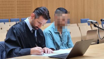 Bild: scm
Der Angeklagte folgt dem Prozessgeschehen regungslos neben seinem Rechtsanwalt Matthias Haberl.