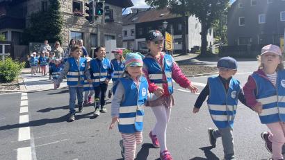 Bild: Sophia Goldner/fph
Mit ihren blauen Warnwesten üben die Kinder des Kindergartens St. Elisabeth die Ampel-Überquerung.