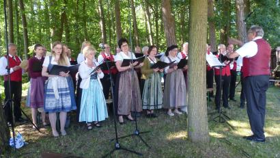 Bild: bk
Geradezu euphorisch harmonieren Schützen- und Kirchenchor unter schattenspendenden Bäumen. Der Schützenchor Seugast feierte sein 50-jähriges Bestehen.