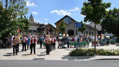 Bild: kki
Auf dem Dorfplatz startete der Festzug aus der Flossenbürger Blaskapelle, den Kindern und Erzieherinnen der Tagesstätte und den Fahnenabordnungen und Gästen Richtung Kirche.
