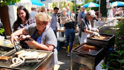 Bild: do
Beim "Mei-Fest" der Pfarrei stehen die Gäste am Grill- und Getränkestand Schlange.
