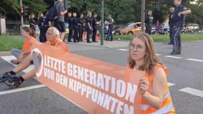 Bild: Letzte Generation
Ronja Künkler bei einer Protest-Aktion der "Letzen Generation". Die Gruppierung hat die Blockade selbst per Foto dokumentiert.