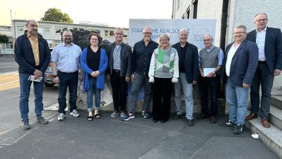 Bild: Hermann Daubenmerkl/exb
Der neue Vorstand des Fördervereins mit der Schulleitung: (von links) Kassenprüfer Anton Buschette, Holger König, Kassier Andrea Bauernschmitt, Vorsitzender Werner Nickl, Christian Reger, Sandra Hering, Elmar Högl, Realschuldirektor a.D. Volker Diener, Realschuldirektor German Helgert und Bürgermeister Roman Schäffler.