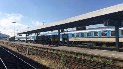 Symbolbild: ihl
Zwei Buben waren auf die Gleise gelaufen. Deshalb stand am Montag der Zugverkehr im Schwandorfer Bahnhof.