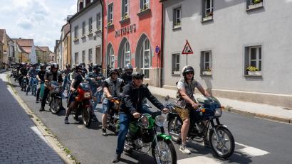 Bild: lum
130 Biker fuhren bei der Benefizfahrt der GFP Motorradfreunde durch Erbendorf.