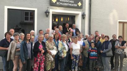 Bild: exb
Tirschenreuther Senioren unternahmen einen Ausflug ins Magische Schlosstheater in Bärnau.