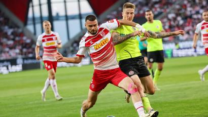 Bild: Daniel Löb/dpa
Auch gegen Jahn-Akteur Rasim Bulic (links) könnten die Kicker des FC OVI_Teunz auflaufen.