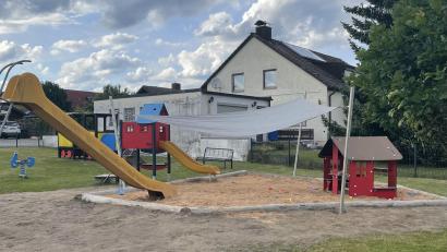 Bild: Johannes Wittmann/exb
Der Sandkastenbereich wurde auf dem Spielplatz „Kreuzäckersiedlung“. neu gestaltet und bekam ein Sonnensegel mit Halterung.