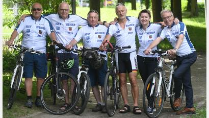 Bild: Gabi Schönberger
So sieht der Radrennstall "Team Städtepartnerschaft" aus. Nächste Woche machen sich (von links) Wolfgang Bergmann (68), Andreas Servit (71), Horst Krüger (72), Heiner Hagn (65), Juliane Feneis und Reinhold Wildenauer (77) auf den Weg von Issy-les-Moulineaux nach Weiden.