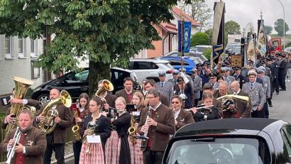 Bild: Annegret Greber/exb
Der Kirchenzug wird von der Oberviechtacher Stadtkapelle angeführt.