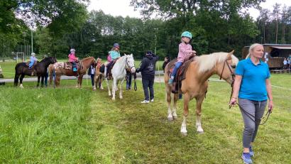 Bild: Christa Bauer/exb
Großer Andrang herrschte beim 30. Ponyfest der Reitsportgemeinschaft Großschönbrunn/Seugast.