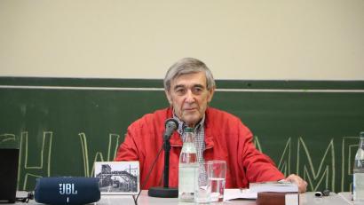 Bild: Sonja Messer/exb
Josef Salomonovic spricht an der Wirtschaftsschule Weiden über die quälenden Jahre seiner Familie unter dem Terror der Nazis.