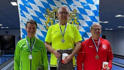 Bild: sga
Siegerehrung bei der Ü60-Konkurrenz: Der Hirschauer Jürgen Wenzel (rechts) wurde Dritter hinter Sieger Werner Luttner (Mitte) und Ulrich Wittenbeck.