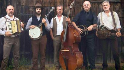 Bild: Archiv Rooster Crows
Am Freitag, 5. Juli, laden das Evangelische Bildungswerk Oberpfalz und die Kulturwerkstatt Hirschau zu einem Open-Air-Konzert mit der Regensburger Band „The Rooster Crows“ auf das Areal beim evangelischen Gemeindehaus an der Martin-Luther-Straße ein.