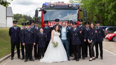 Bild: exb/Fotostudio „Fotogen“ Sandra Dobmeier
Nach der Trauung gratulierte eine Abordnung der Freiwillige Feuerwehr Tännesberg ihrer ehemaligen Vorsitzenden und deren Bräutigam.