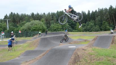 Archivbild: bey
Landet in Weiden ein Pumptrack wie hier in Parkstein? Die Stadt und der Bauausschuss ringen noch immer um den richtigen Platz und hadern mit den Kosten von fast einer halben Million Euro.