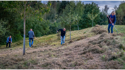 Bild: OWV Beidl/exb
Die Arbeit des OWV im Naturschutz und in der Landschaftspflege nimmt immer breiteren Raum ein. Hier ein Foto von der Pflege der Streuobstwiese, die der Zweigverein Beidl im Jahr 2015 angelegt hat.