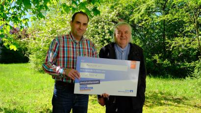 Bild: Klaus Hofbauer/exb
Ludwig Metz (rechts) übergibt den Spendenscheck an Fanhilfe-Vorstand Dieter Keil.