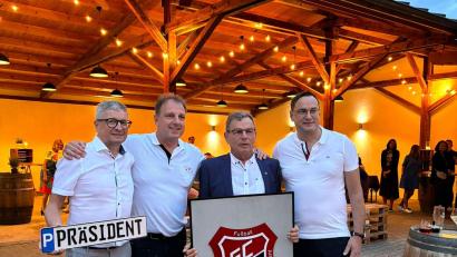 Bild: Goschler/exb
Zu seinem 70. Geburtstag wird Willi Hagler (Zweiter von rechts) zum "Präsidenten" ernannt. Mit ihm freuen sich Michael Grünwald, Armin Goschler, und Thomas Diertl (von links).